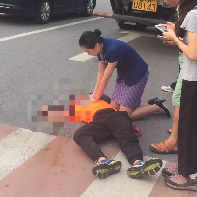 花都男子流血神志不清 美女空姐跪地救人