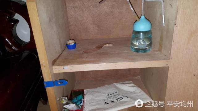 女子将户口本交民警检查 结果发现一张锡