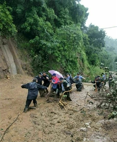 趟过没膝的泥石流转移受困群众