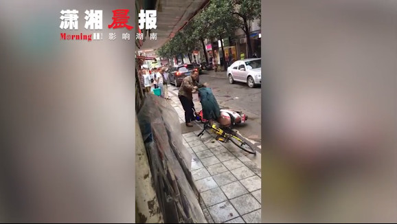 长沙一男子在街上狂扇女子耳光 男子称因停水