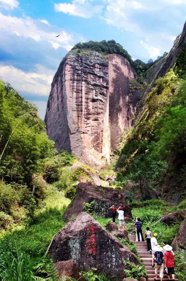 泰宁风景旅游区 泰宁风景旅游区是国家5a级旅游景区,以水上丹霞,峡谷