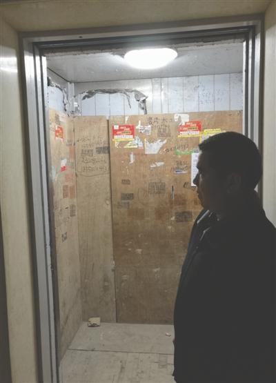 自贡一新房电梯接连出故障