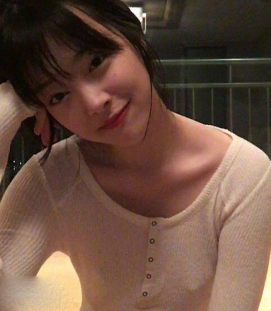 雪莉照片再度引争议 不穿内衣有错嘛?