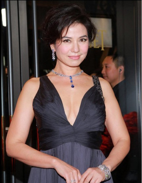 钟楚红:钟楚红的婚姻生活长达16年,但她坚持不生小孩,她解释说不希望