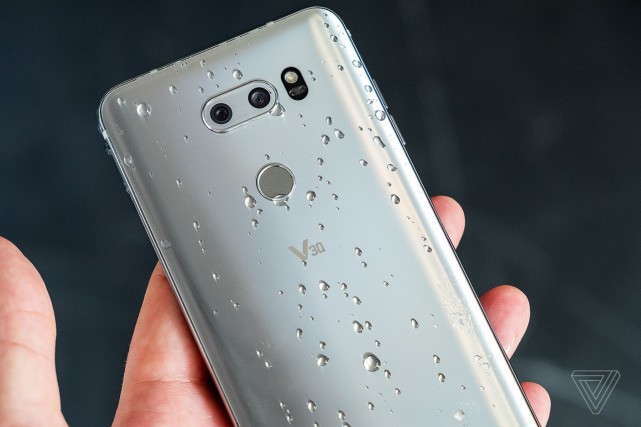 LG推出V30手机:屏幕很棒 电池无法自由移除了