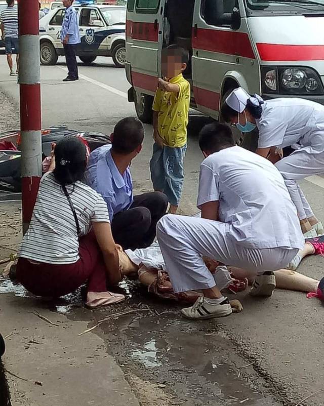 桂林发生一起惨烈车祸 一女孩当场死亡