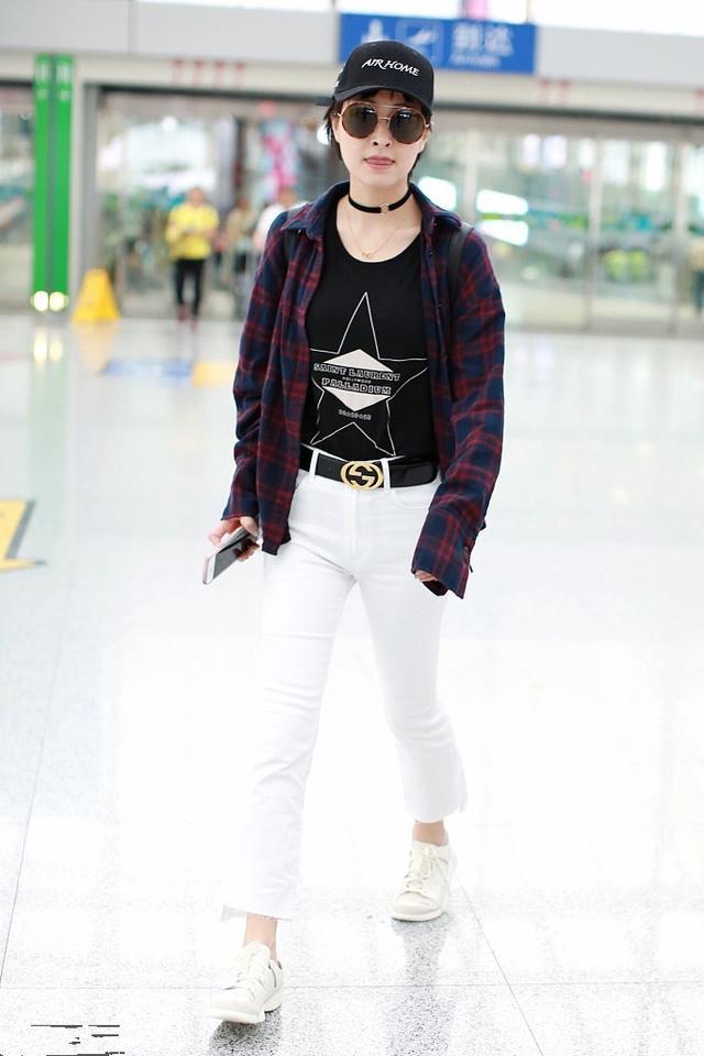 吴昕穿白裙踩高跟鞋出席活动变小公举,但下台