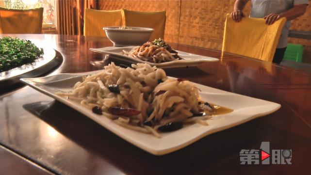 脑洞大开!男子将香蕉树芯做成招牌菜