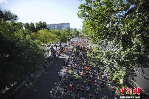蹭跑替跑高价卖名额 中国马拉松办赛遭遇新考验