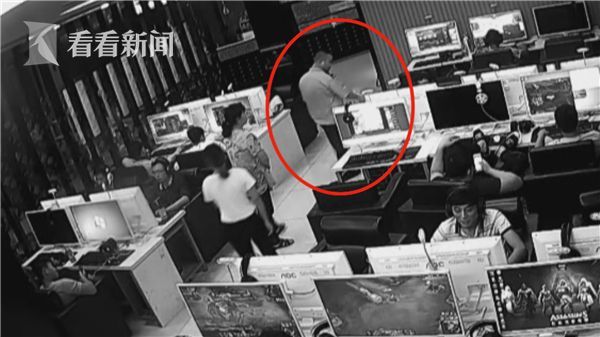 男子报名辅警因太胖被拒 假扮警察到网吧拷人