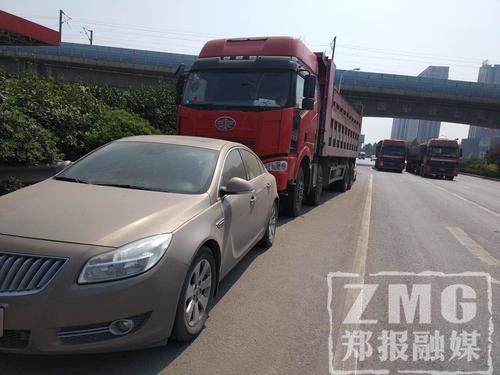 郑州大货车剐蹭奥迪车被堵4天 司机很无奈