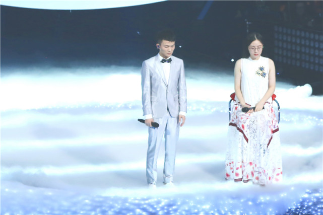 周深重回小二班帮唱郭沁 爆冷夺冠再上热搜