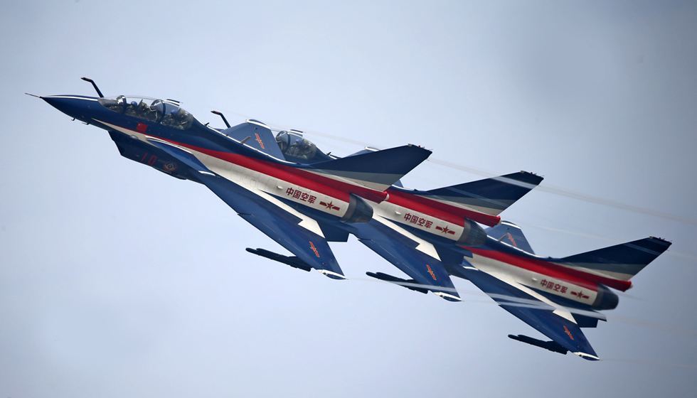 中国歼10战机震撼非洲军官团 冈比亚高官:大国