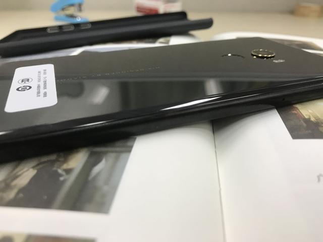 小米mix2真机开箱,全玻璃材质设计严谨但有功能逻辑
