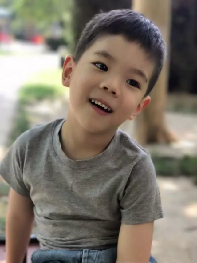 嗯哼的双眼皮是用手揉出来的?与其做梦你还不