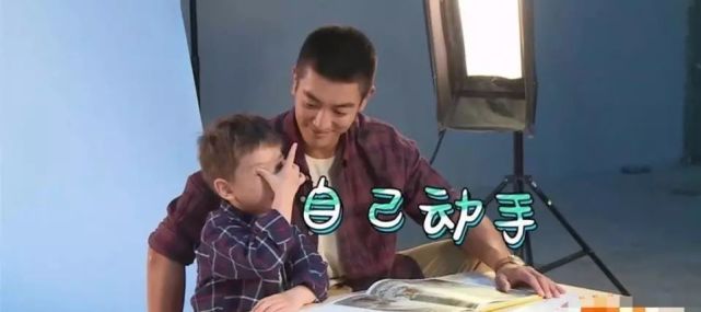 嗯哼的双眼皮是用手揉出来的?与其做梦你还不