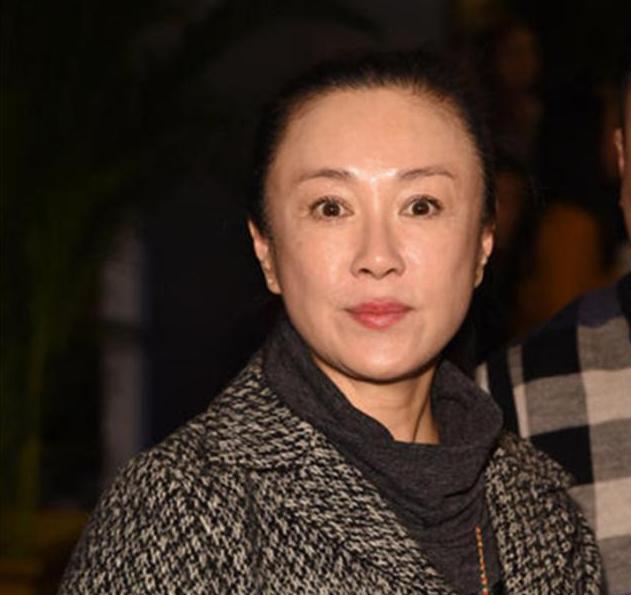 傅艺伟经历过两段婚姻,第一任丈夫是杨晓丹,婚后两人因为事业分歧而