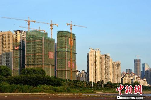 资料图：正在建设中的房地产楼盘。中新社记者 张斌 摄