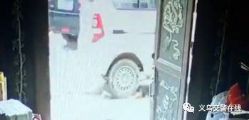 义乌2岁女童被面包车压过 监控记录下惊魂一幕