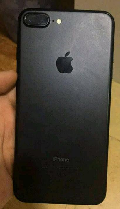 背面可以看出,这是一款磨砂黑的iphone7plus,该机并没有掉漆,也没有