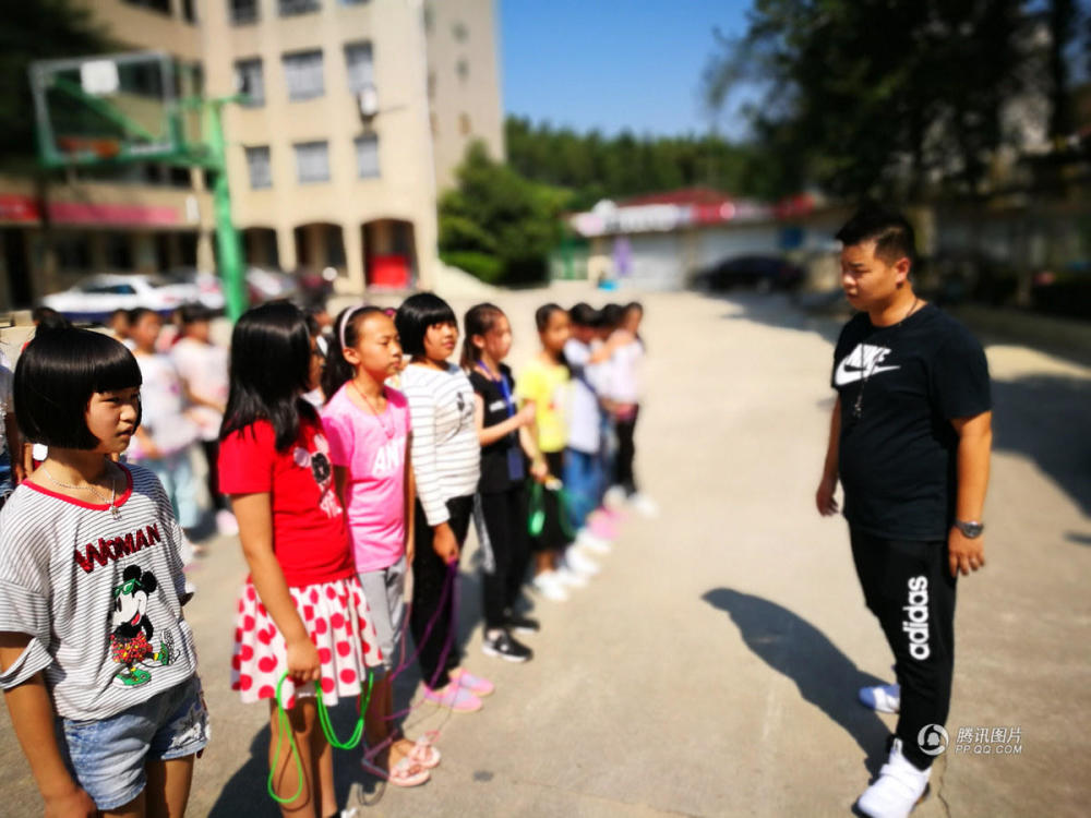 90后乡村体育教师写网络小说 挣出一套房