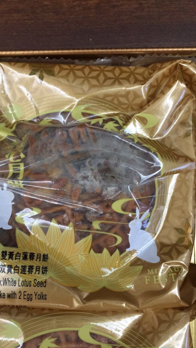 宁波男子在进口超市买了盒网红月饼 竟有一半发霉