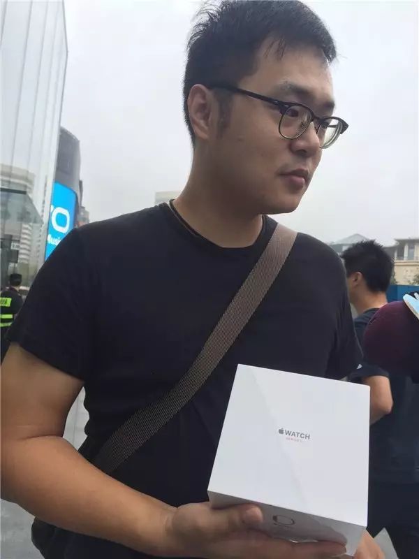 iPhone 8 今日开售 杭州苹果西湖店被挤爆