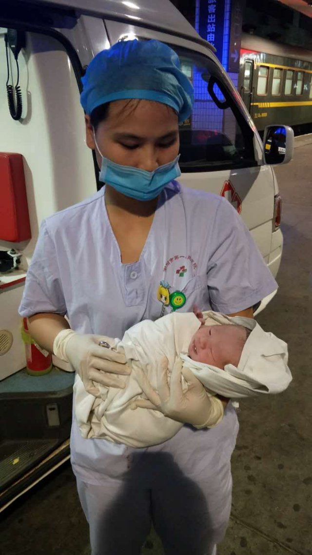 孕妇火车上突然分娩 火车站工作人员紧急救援