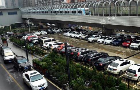 武汉地铁停车场收费不一 专家:最好免费停车