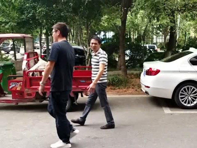 奇怪!湖南一女子街上追着陌生男人非给他塞钱