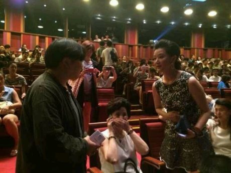 宋祖英低调看话剧 与导演田沁鑫热聊(图)