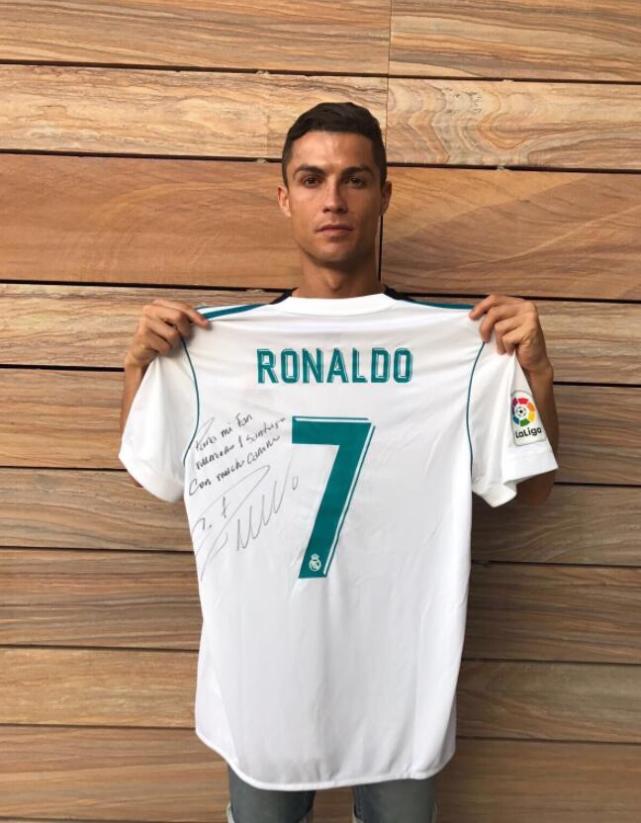 泪目!C罗赠球衣告慰罹难小球迷:你是头号粉丝