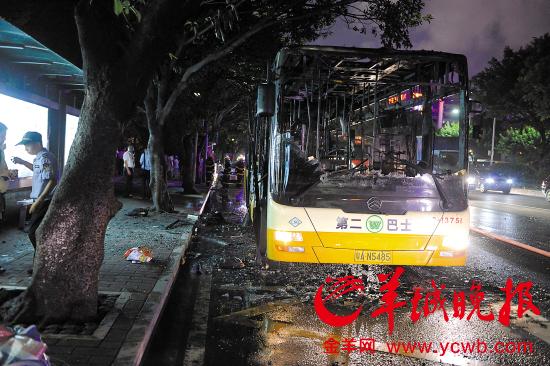 广州公交车爆炸致2人死32伤