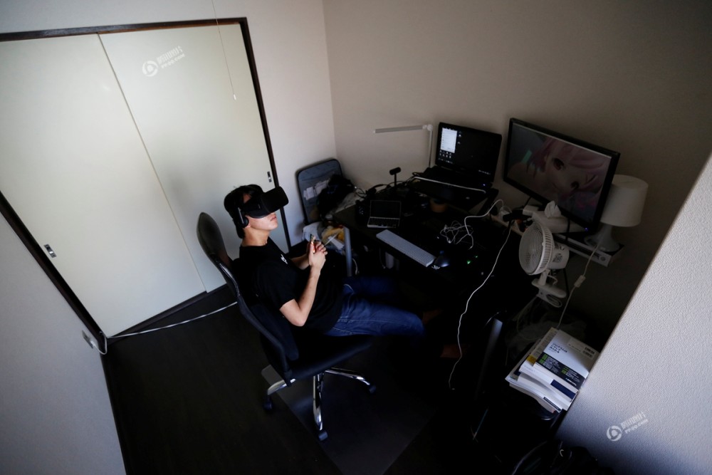 reo kaminaga戴着头盔在家里玩成人vr游戏.
