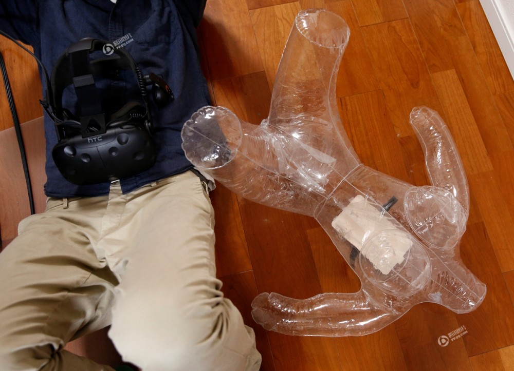一名玩家戴上头盔体验日本成人vr游戏《和娜奈酱一起玩》.
