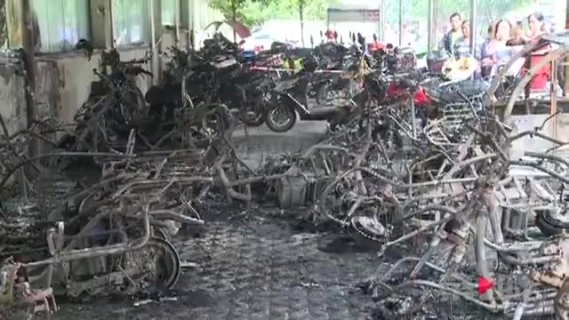 重庆一小区起火 50辆电动车烧成空架子