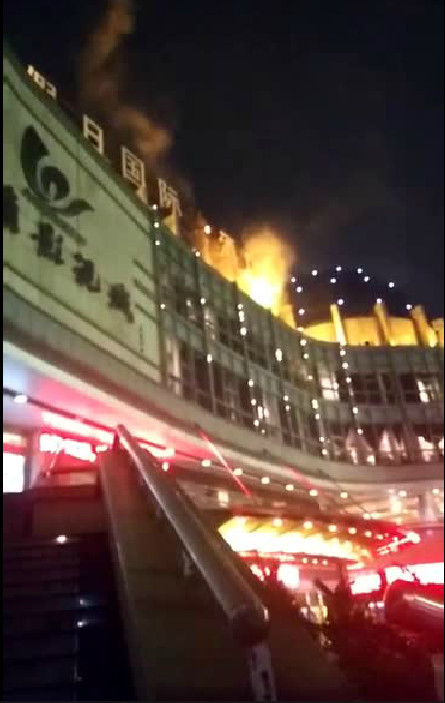 台州一酒店楼顶广告牌起火 疑似因闪电引起
