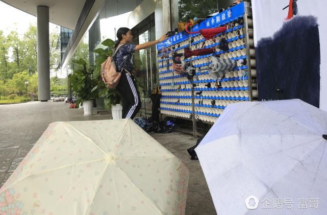 高校建雨伞搁放处 存放一年也能找到