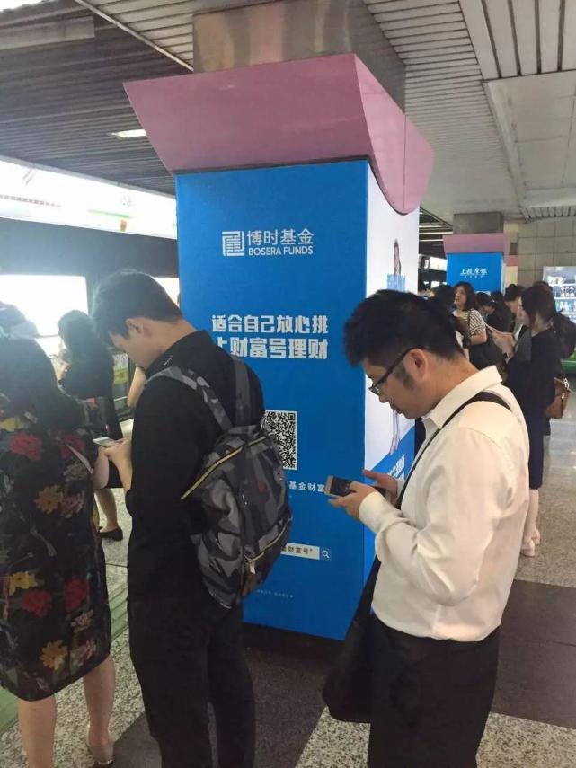一位参与其中的基金公司市场人员透露，早在8月份，蚂蚁财富就已经做好了相关的文案策划。“几家公司这统一的风格，都是公募在配合，文案也是蚂蚁拍板。”