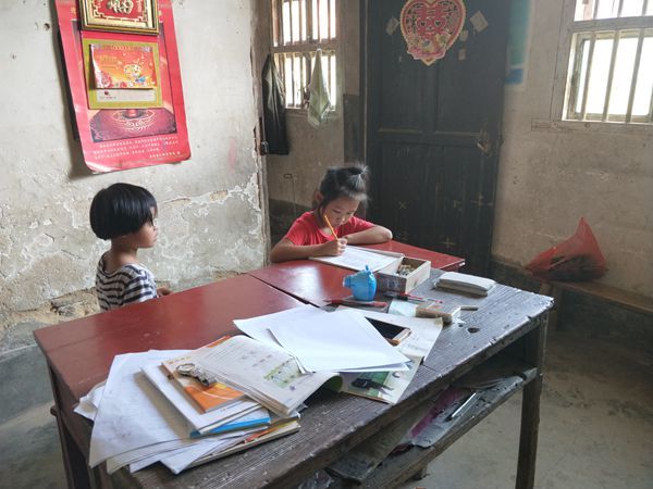 邵阳隆回深山里的民房学校:只有一位老师和一