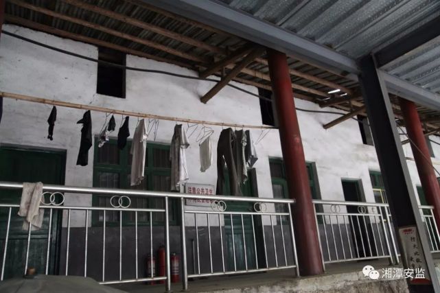 湘潭一竹制品加工厂员工车间内开火做饭 被责