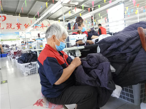范县:扶贫车间开在家门口 就业、顾家两不误