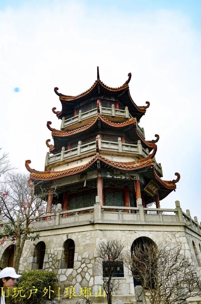 更因有千古名篇《醉翁亭记》和琅琊寺,醉翁亭等名胜古迹而传誉古今