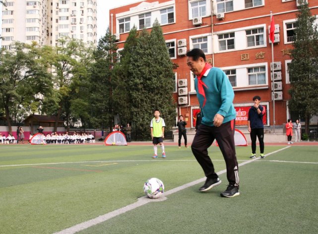 中国职工亲子足球开课 金志扬曹限东传授快乐足球