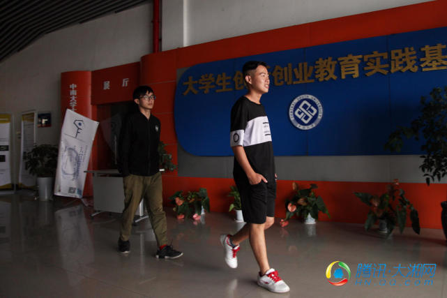 空巢青年长沙创业 3人蚁居12平米出租屋