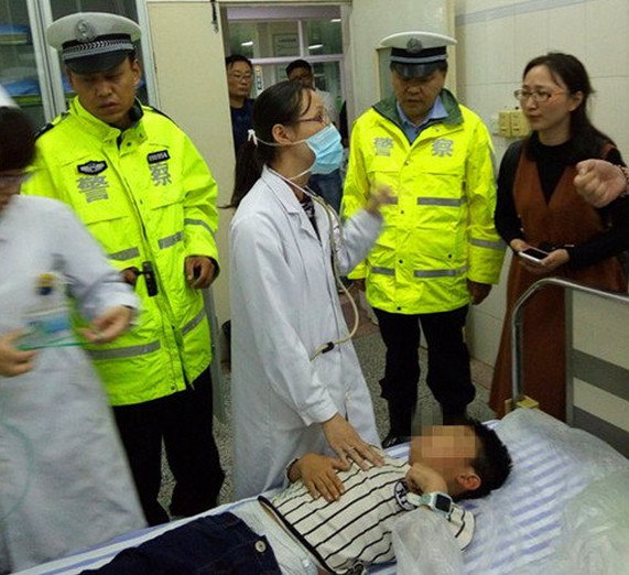 8岁男孩回家路上突然昏厥抽搐 为防咬舌父亲将