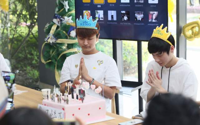 真王者-猫神:忘却百万 只是走进沙尘暴的19岁少