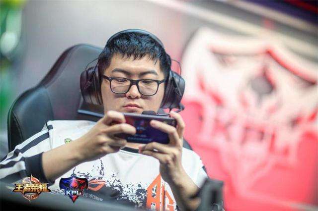 KPL选手成名英雄:梦泪本命李白 Vv乃最强关羽