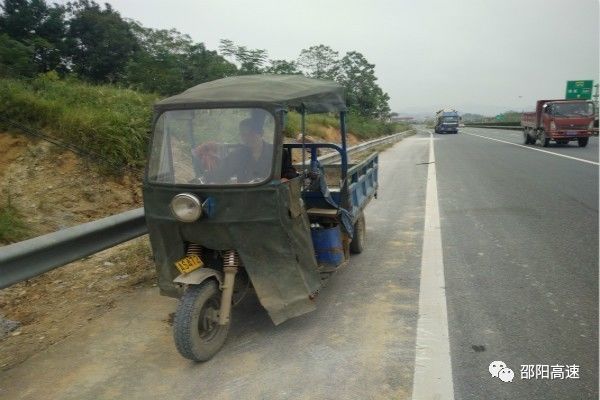 湖南一男子骑三轮摩托车导航上高速