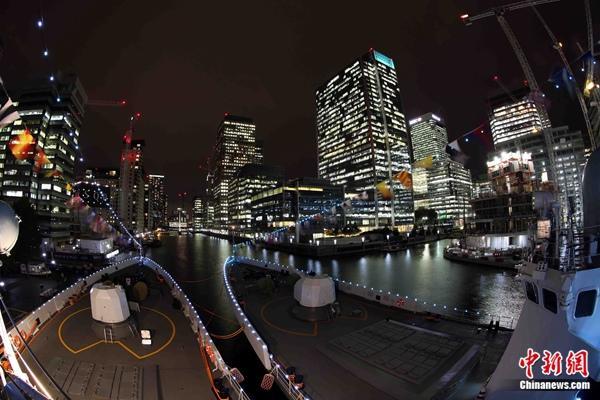 中国海军护航舰队首次抵达英国伦敦访问